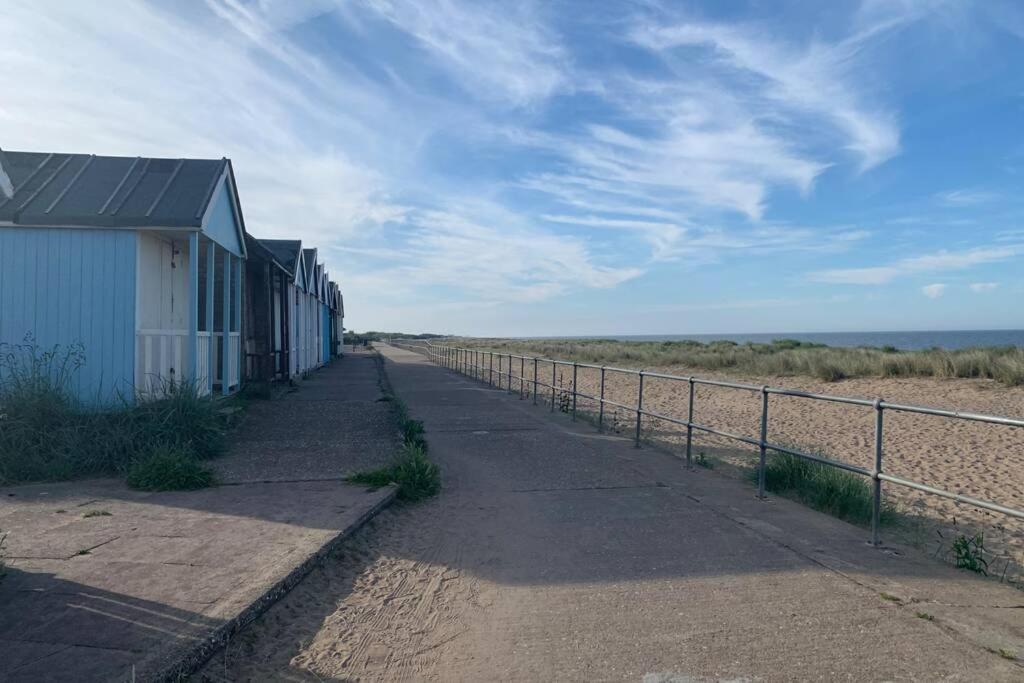 Shore Lodge. 4 Bed Bungalow Only Mtrs From The Beach. Sleeps 8 Sutton-on-Sea Eksteriør bilde